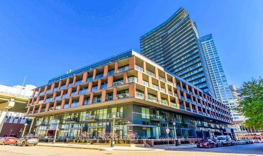 Beautiful one bedroom condo in the waterfront community with impeccably designed living space.