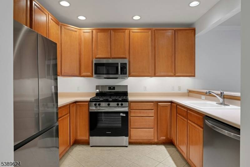 Freshly painted with new stainless steel appliances, this bright, first floor, one bedroom plus den Cambridge unit is the ideal setting for a vibrant lifestyle you'll enjoy for years.