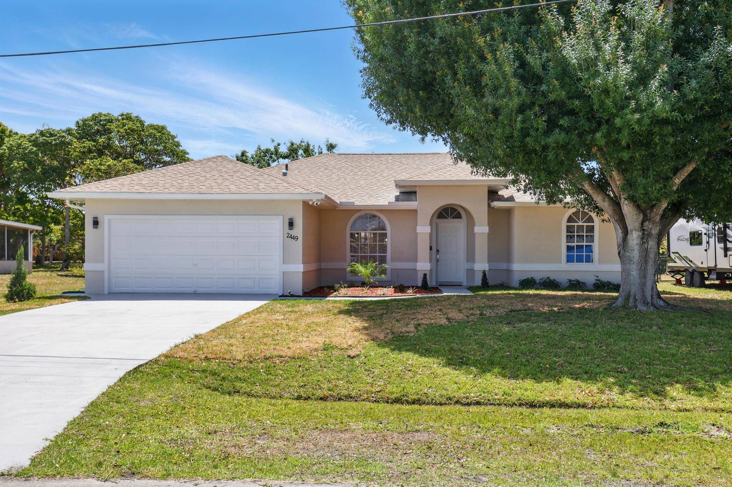 Discover this stunningly renovated lakeside home !