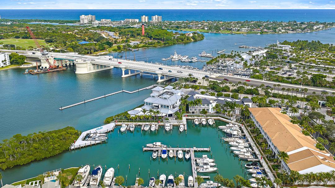 This rarely available 4 bedroom, 3 bath townhouse in Jupiter Harbour is fully renovated and move in ready.