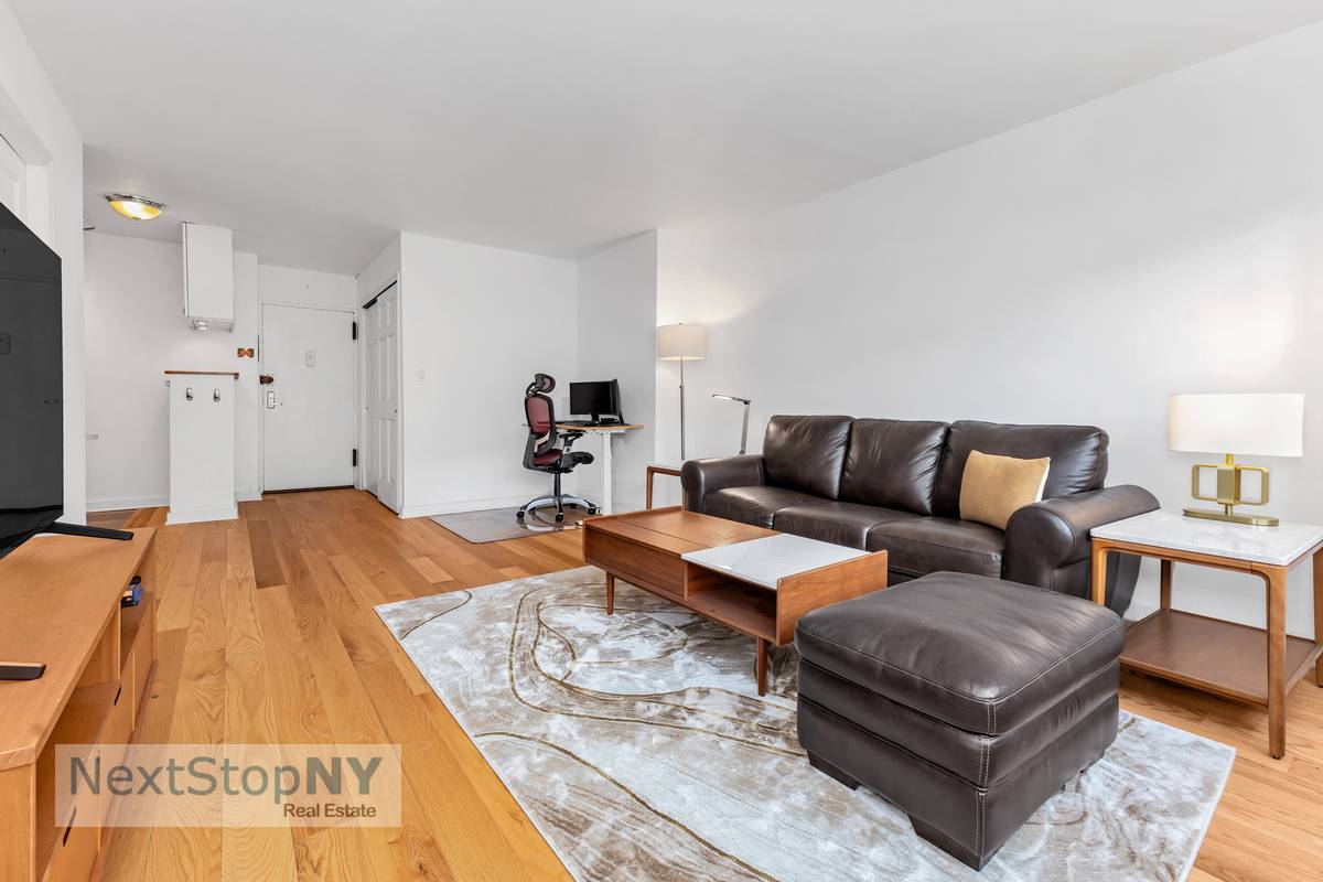This spacious condominium is ideally located in the heart of Midtown East.