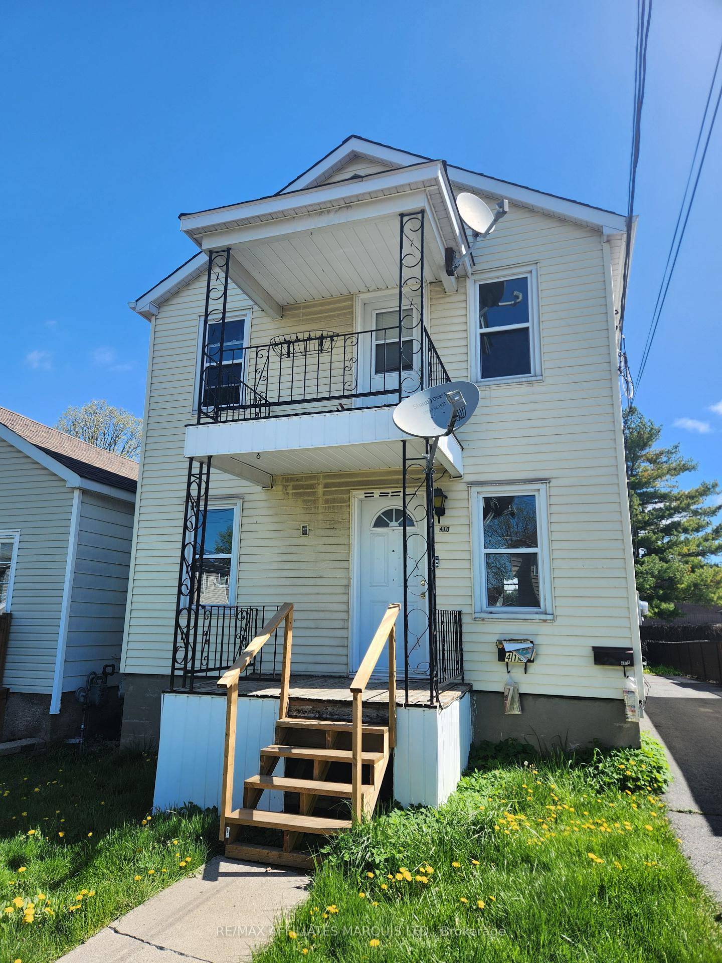 Duplex with 2 two bedroom units, close to amenities and St Lawrence College.