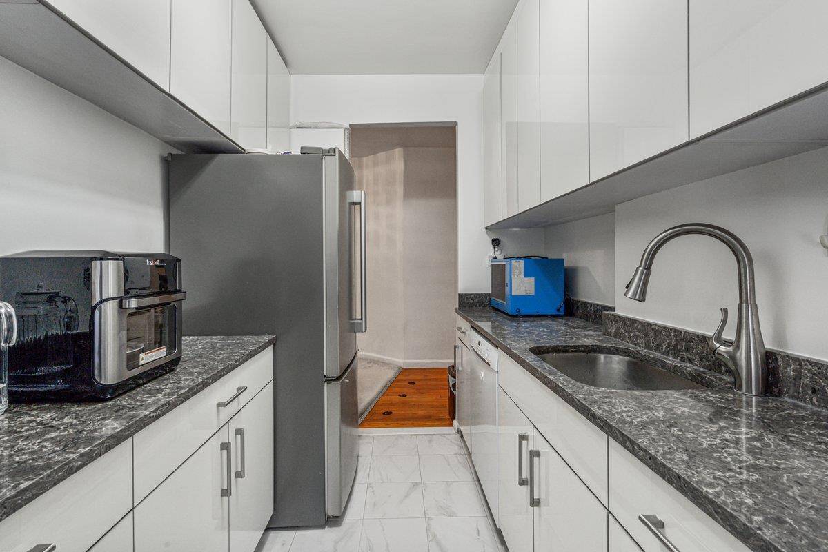 Gorgeous Junior 4 apartment at the Buchanan in Forest Hills.