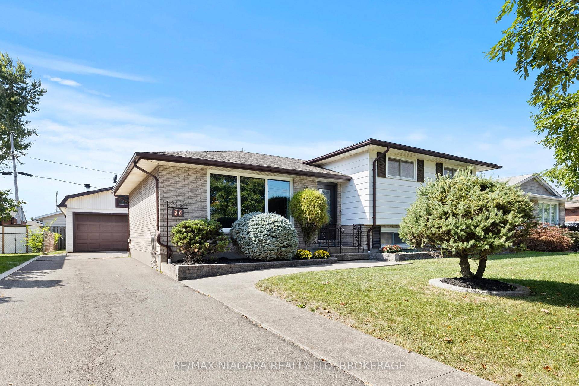 Turn Key Family Home with Oversized Garage in Prime Welland Location.