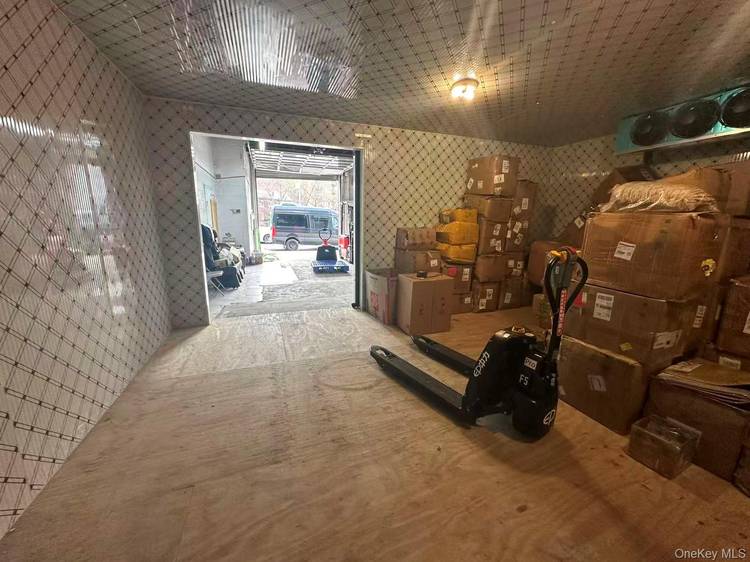 Brand new refrigerated and freezer 2, 000 sq ft Additional 600 sq ft warehouse space Convenient access, suitable for food processing, fresh produce delivery, e commerce warehousing, etc.