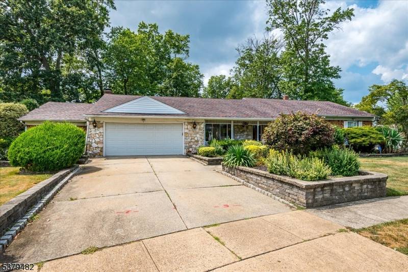 3 bedroon 2 1 2 bath Lackland ranch on cul de sac with a formal dining room, eat in kitchen separate eating area, family room with brick fireplace, large cathedral ...