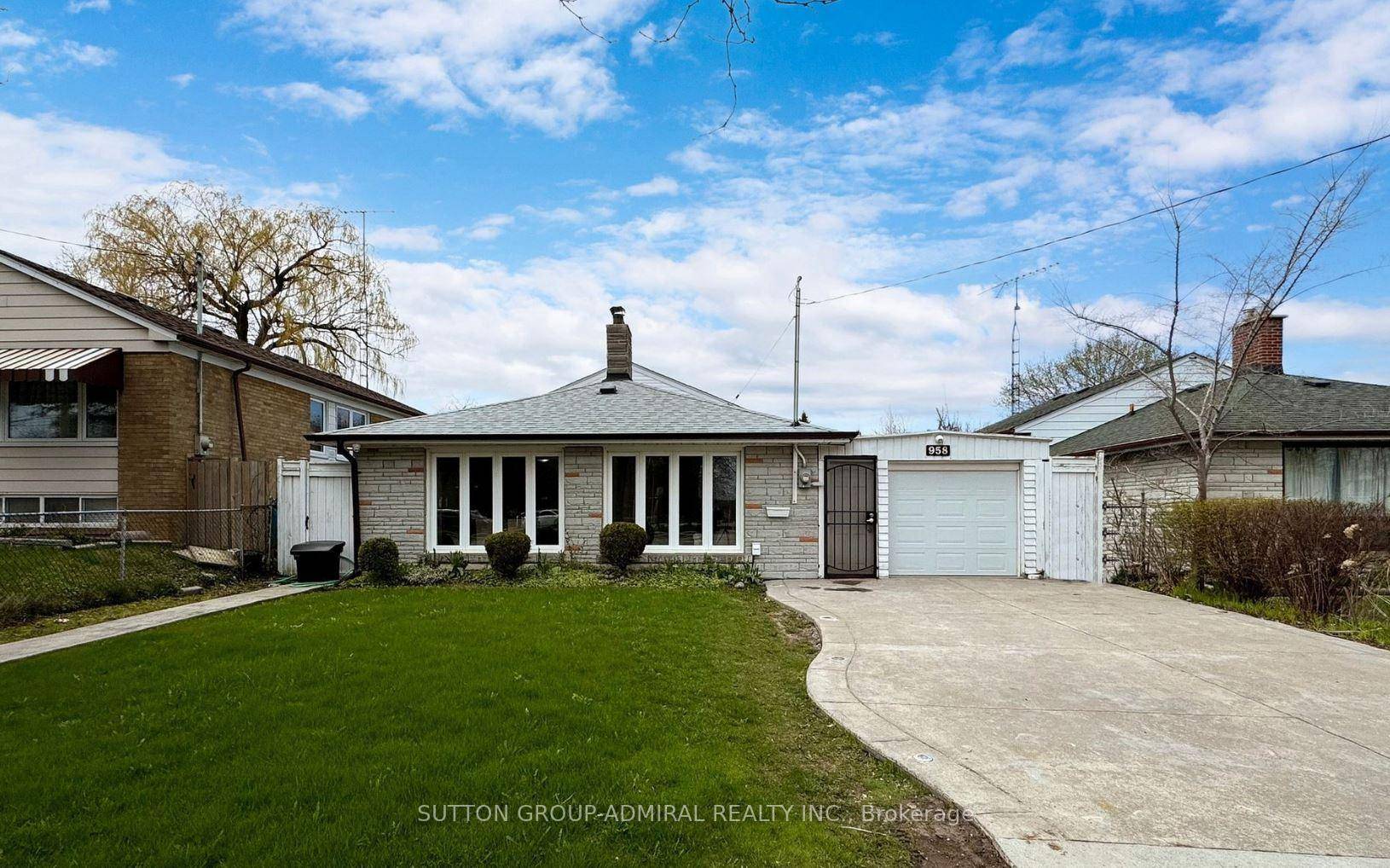 Charming 3 bedroom home available for lease in the highly desirable Kennedy Park neighbourhood !