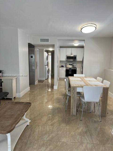 BRAND NEW beautifully renovated apt 2 2 with washer dryer in unit.