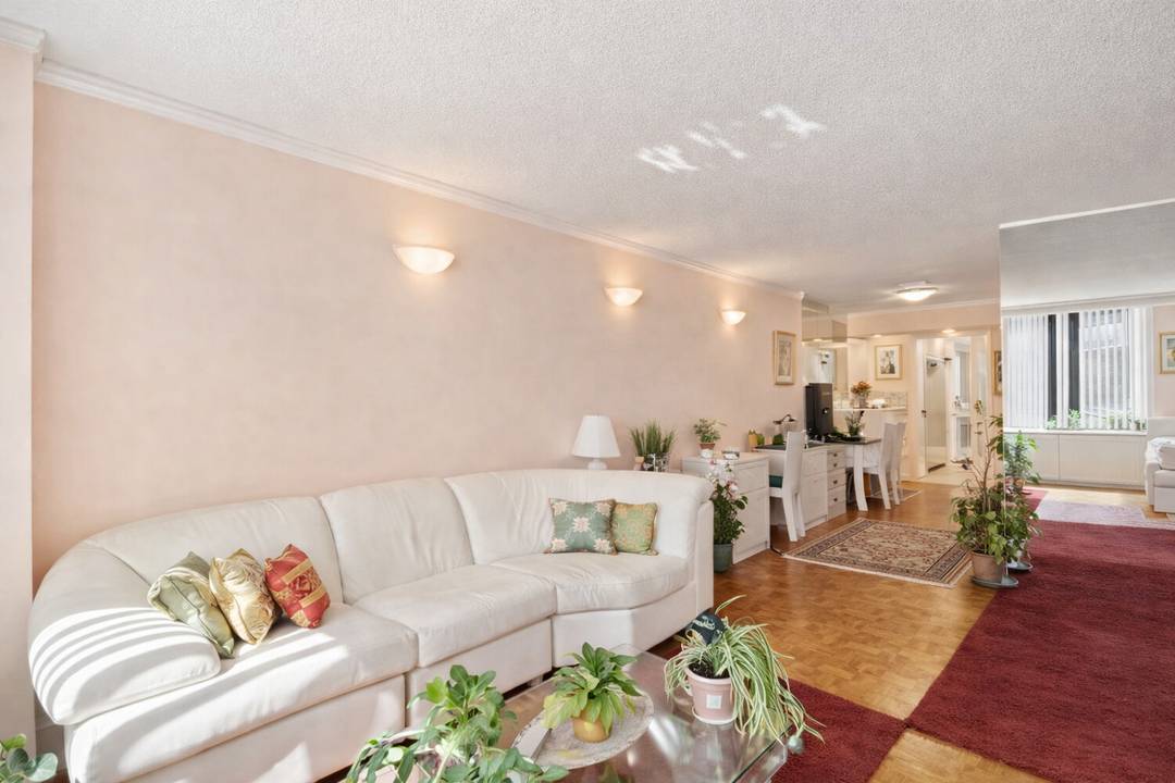 Welcome to this spacious alcove studio in the reputed Fifth Avenue Tower Condominium !