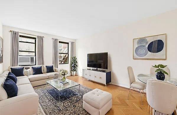 Lease assignment until 09 30 2025 Welcome to this well proportioned 2 bedroom, 1 bath apartment, perfect for comfortable living and entertaining.