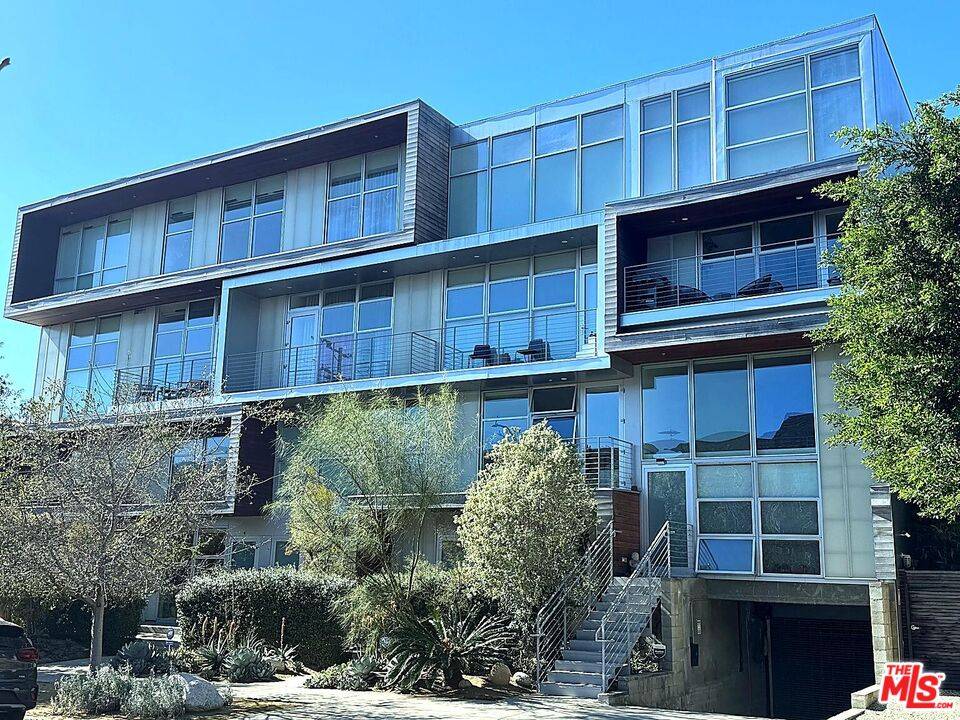 611  N Bronson Ave 2BR Mid Wilshire La