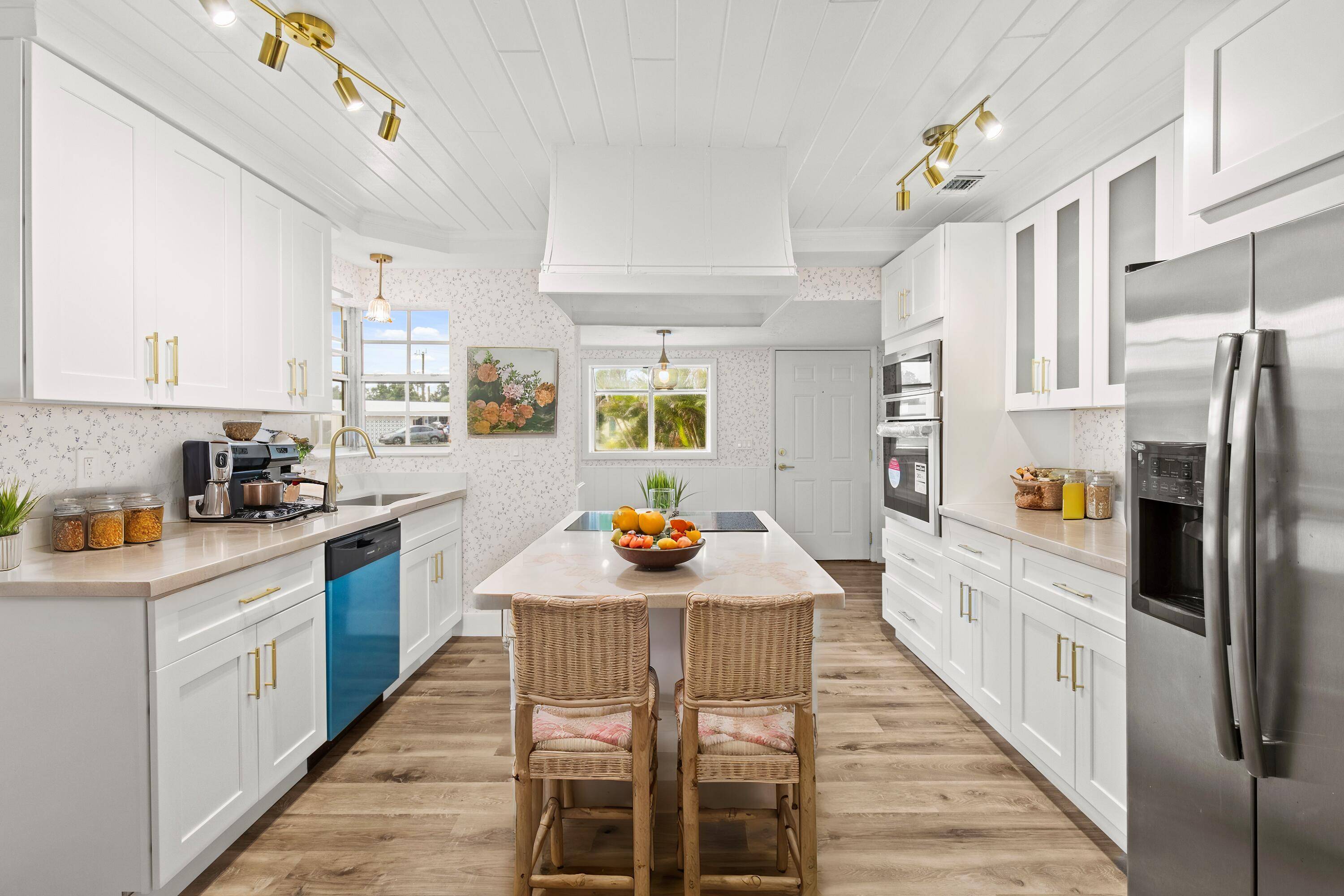 Welcome to this charming cottage style home in Palm Beach Gardens !