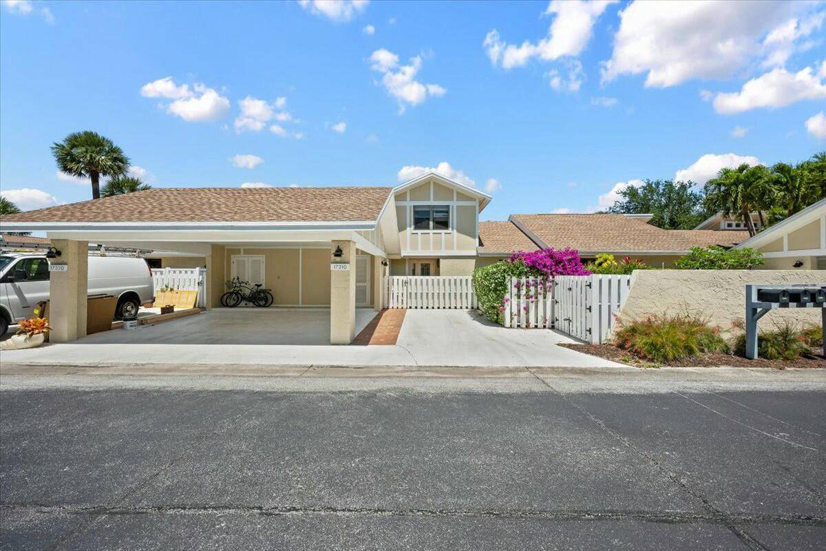 3 BR Den, furnished townhome in Jonthan's Landing, in the heart of Jupiter.