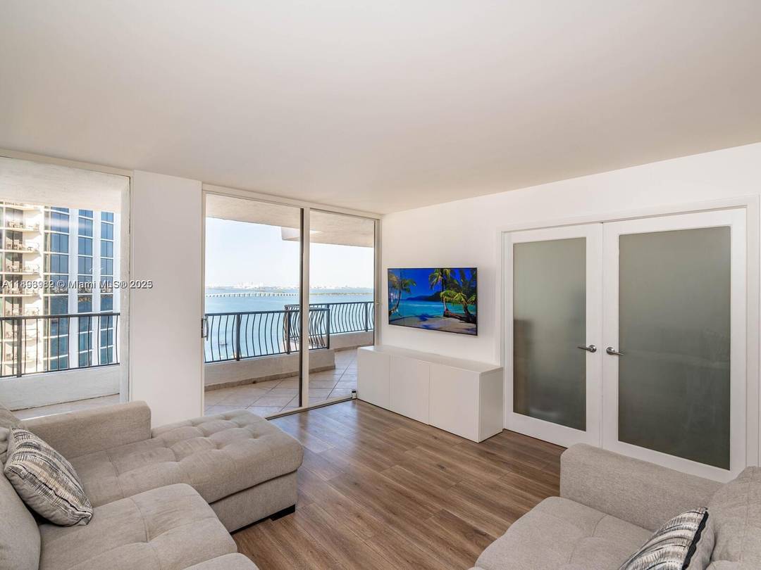 Wonderful unit at The Venetia Condominium, this unit has an impressive ocean view, it has 1 oversized bedroom and 1.