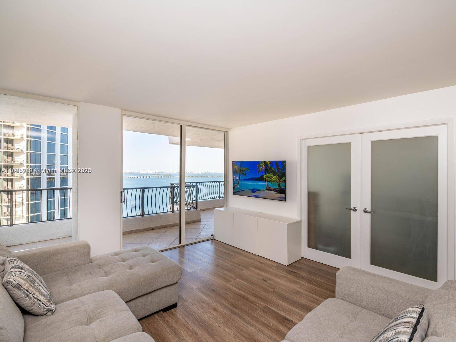 Wonderful unit at The Venetia Condominium, this unit has an impressive ocean view, it has 1 oversized bedroom and 1.