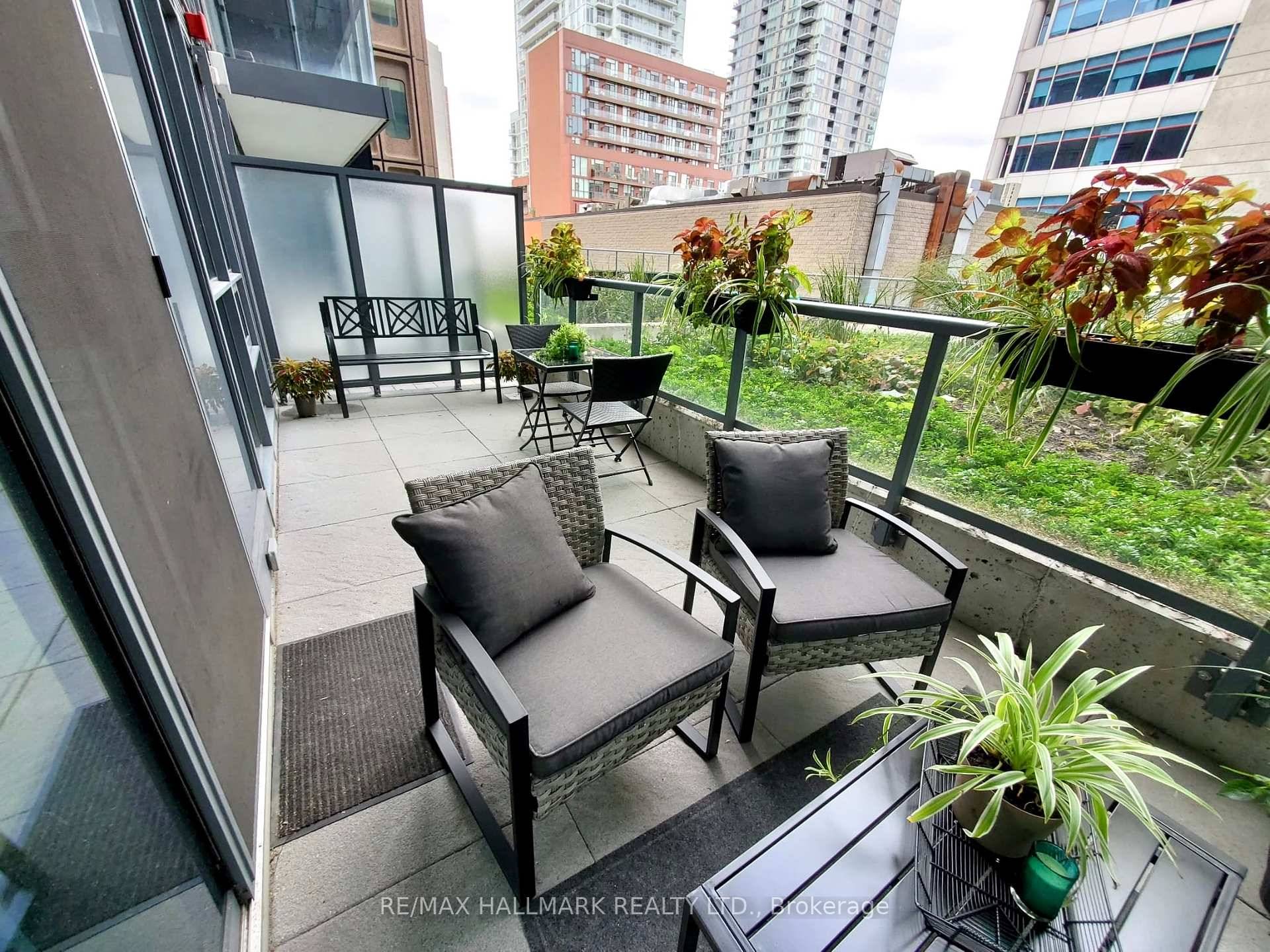 Stunning Condo In The Heart Of Yonge amp ; Eglinton, With A Walk Score Of 98 amp ; Just Steps To The Subway !