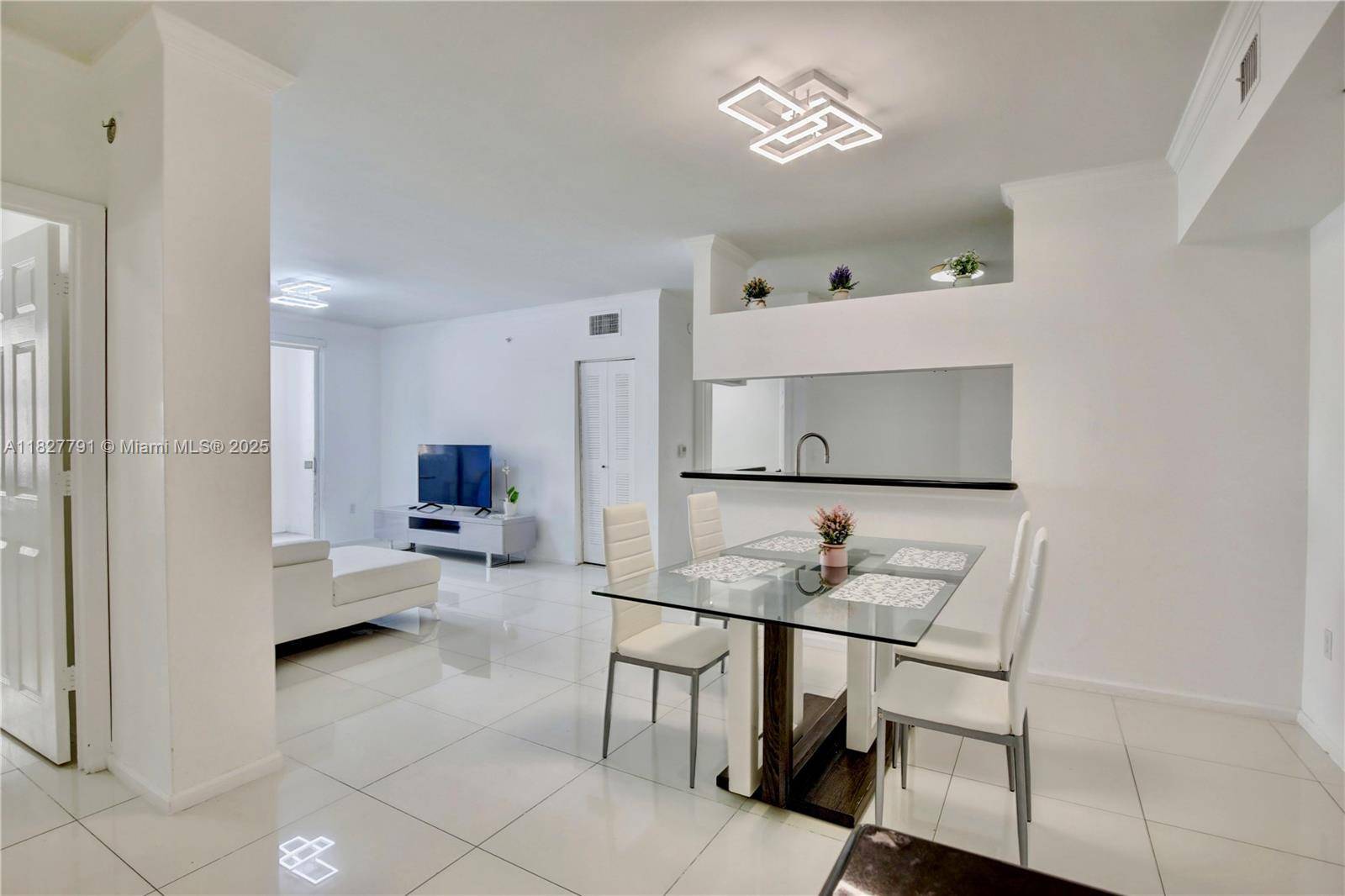 Live the Sunny Isles lifestyle at Porto Bellagio !