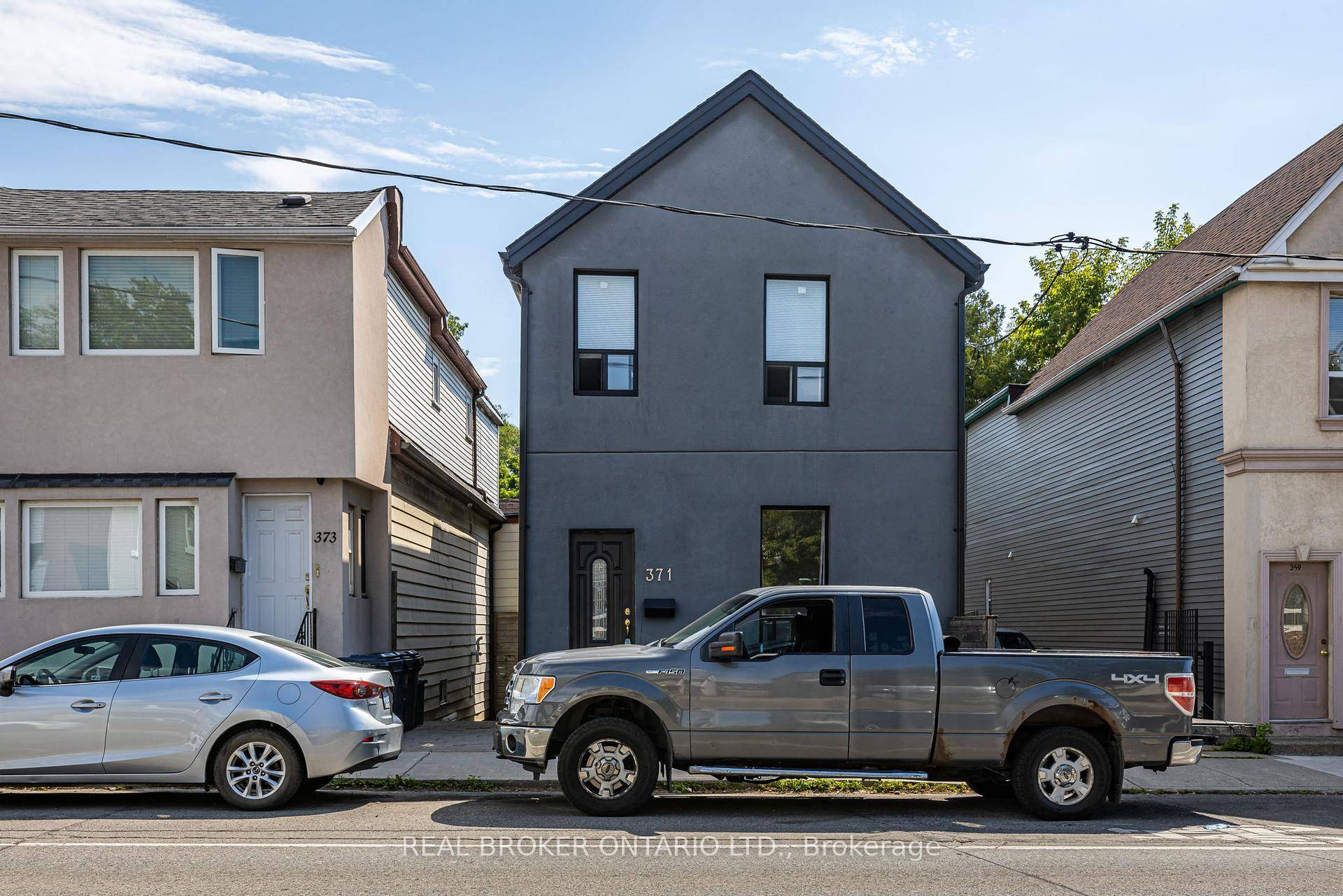 Check Out This Bright and Spacious 1 Bedroom Main Unit in Desirable Pocket Neighbourhood.