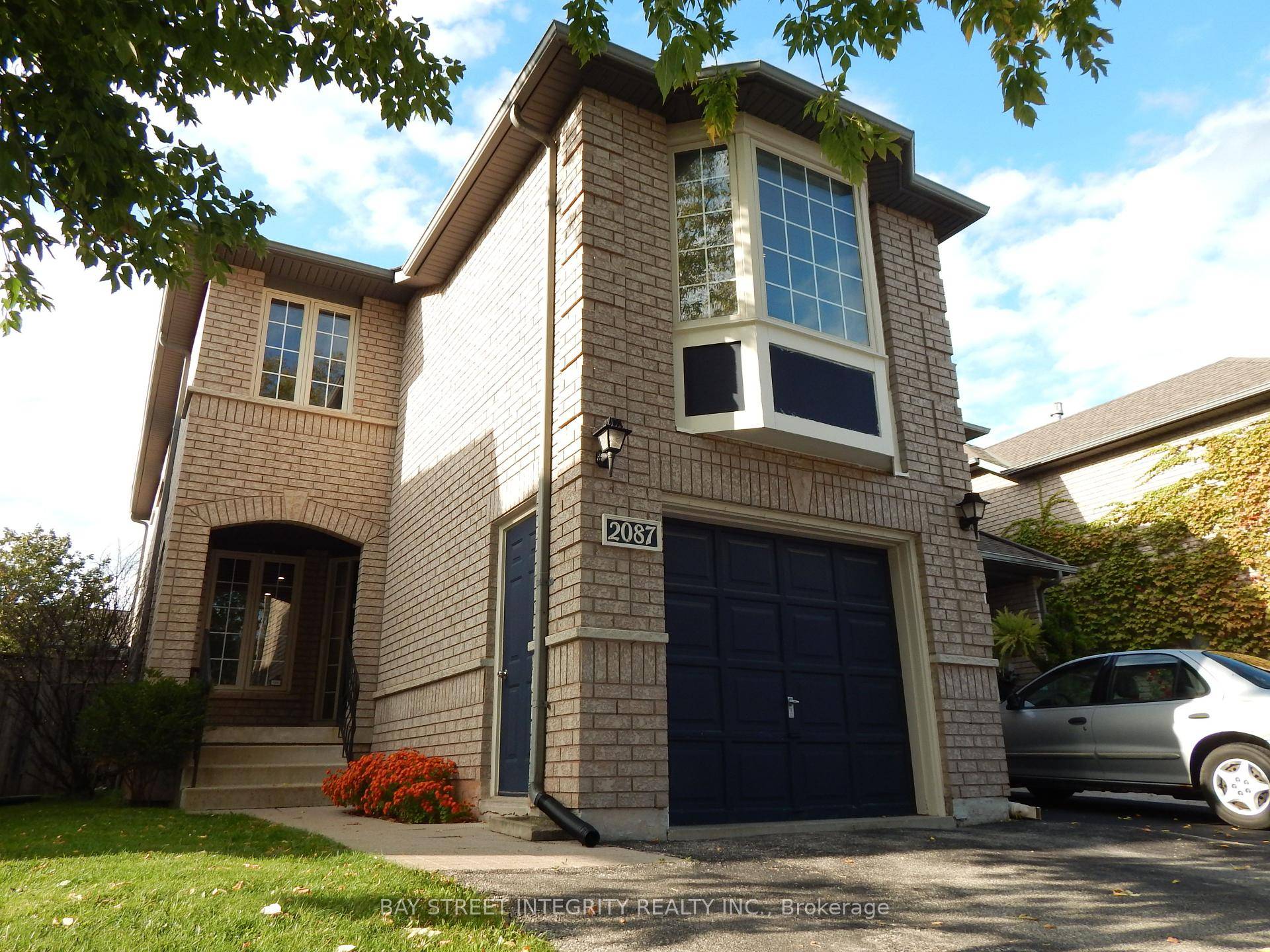Beautiful Bright End Unit Town Home In West Oak Trails Close To Public Transit, Hospital, Top Rated Schools, Shopping, Restaurants And Parks.