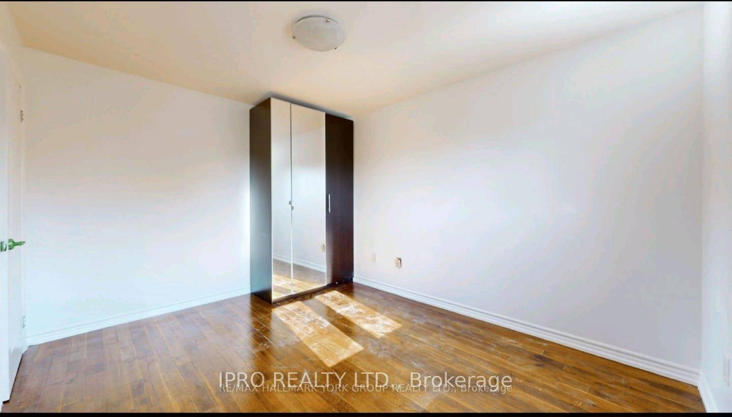 Welcome to this beautifully updated 3 bedroom, 3 bath detached home in the sought after Oakridges community !