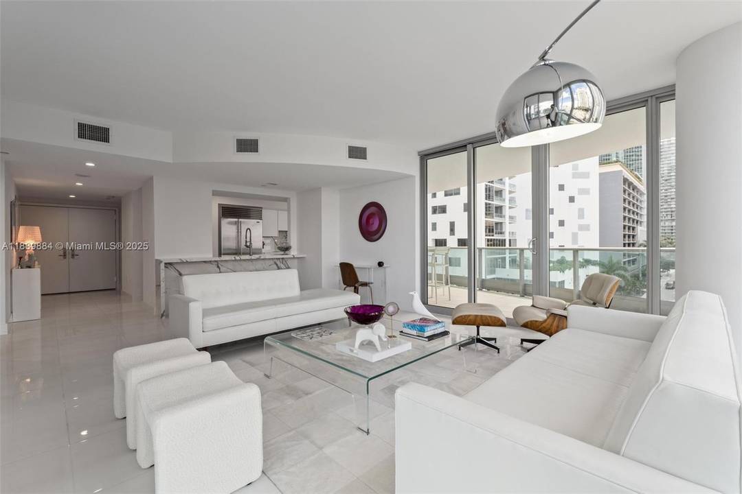 Gorgeous apartment in the prestigious JADE Brickell building.