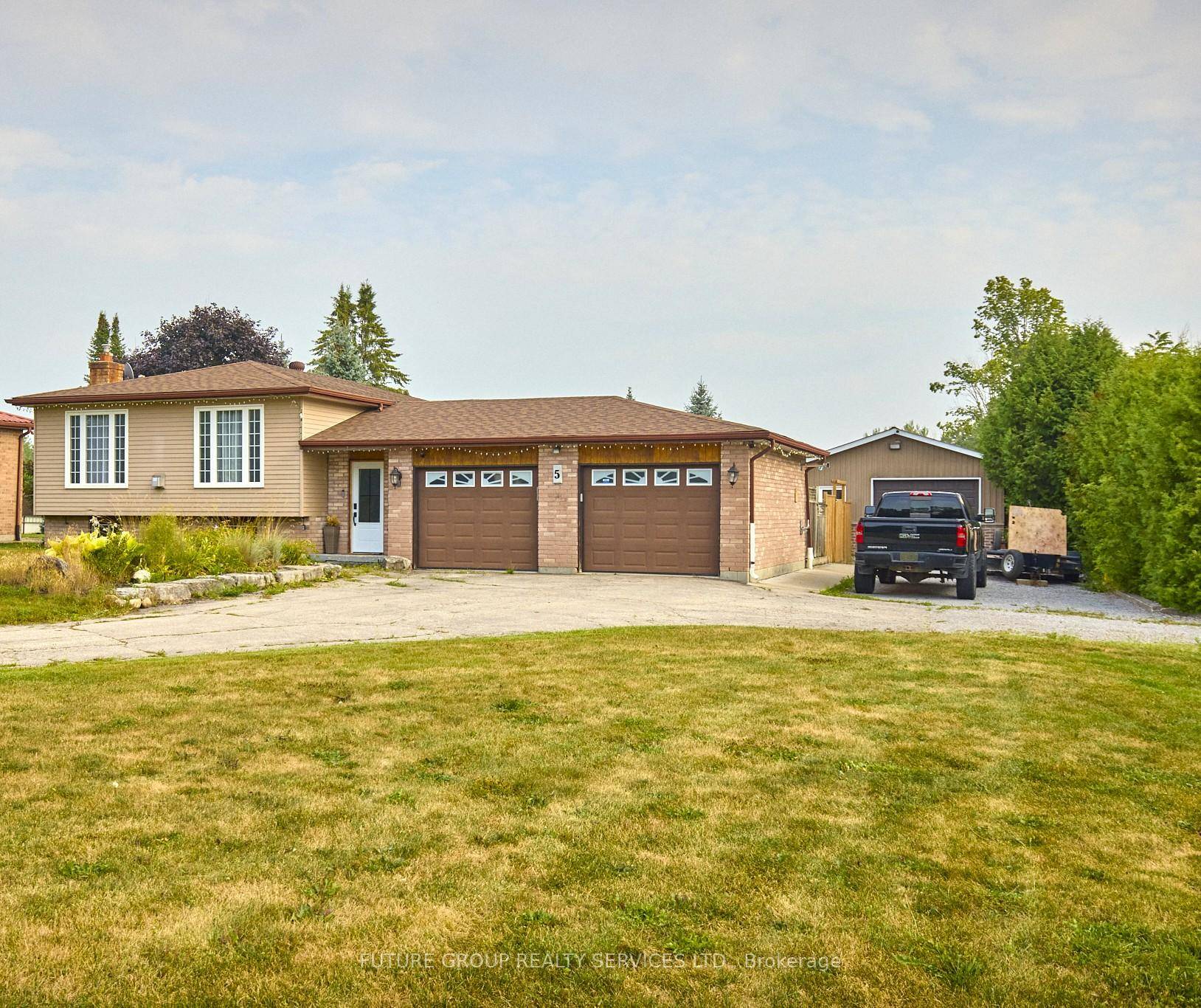 Beautifully Renovated Home on Premium Corner Lot No Neighbours Behind !