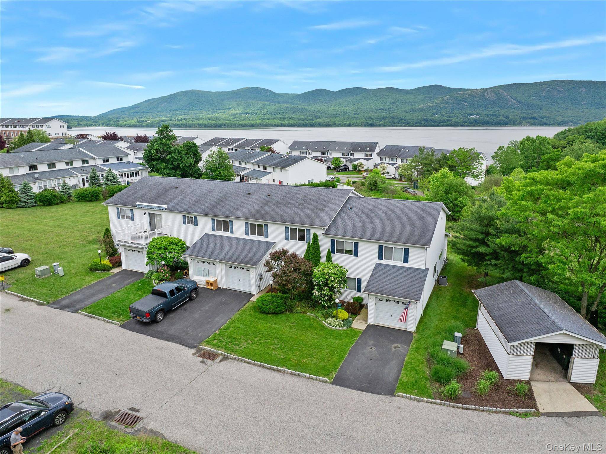 Move right into this beautifully updated unit in Plum Point on the Hudson, located in desirable New Windsor, NY !