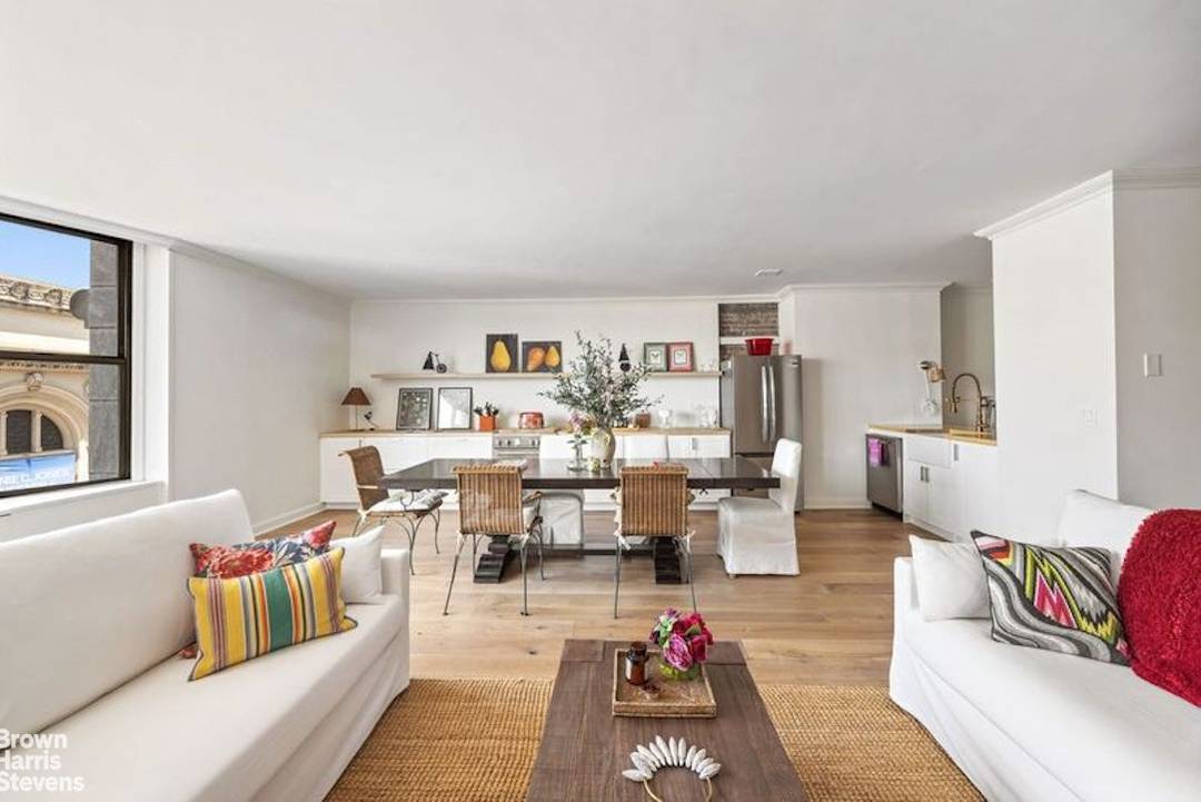 Spacious and gut renovated, this two bedroom, two and half bathroom apartment offers direct views of Fifth Avenue and the Metropolitan Museum of Art.