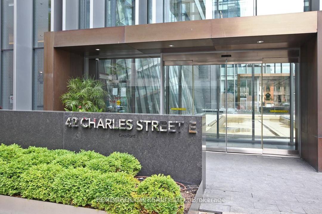 Stunning Corner 2 Bedroom Condo Located In Yonge amp ; Bloor !