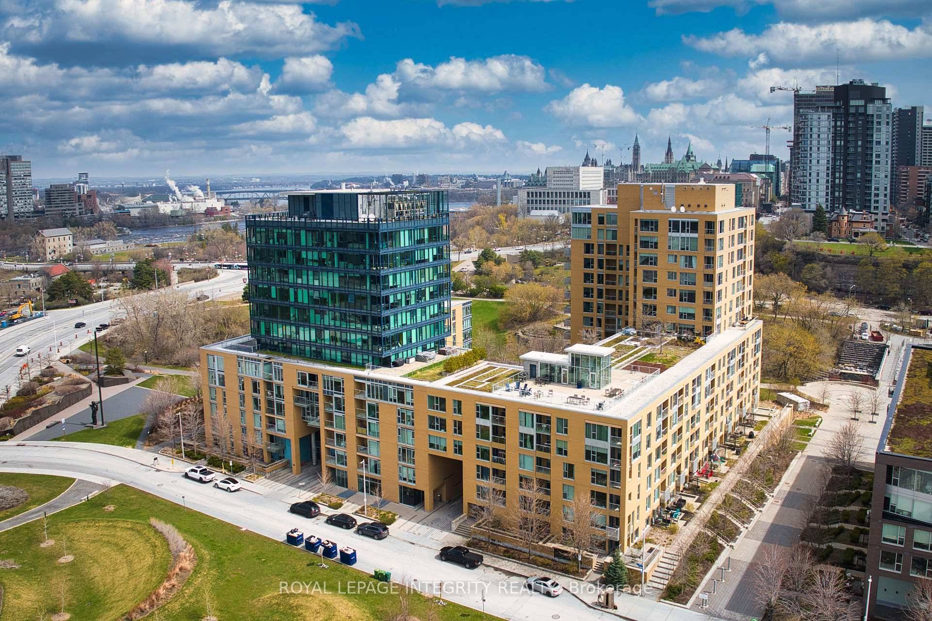 Experience urban living at its finest in this modern 2 bedroom, 2 bathroom condo located in the heart of LeBreton Flats one of Ottawa's most vibrant and growing communities.