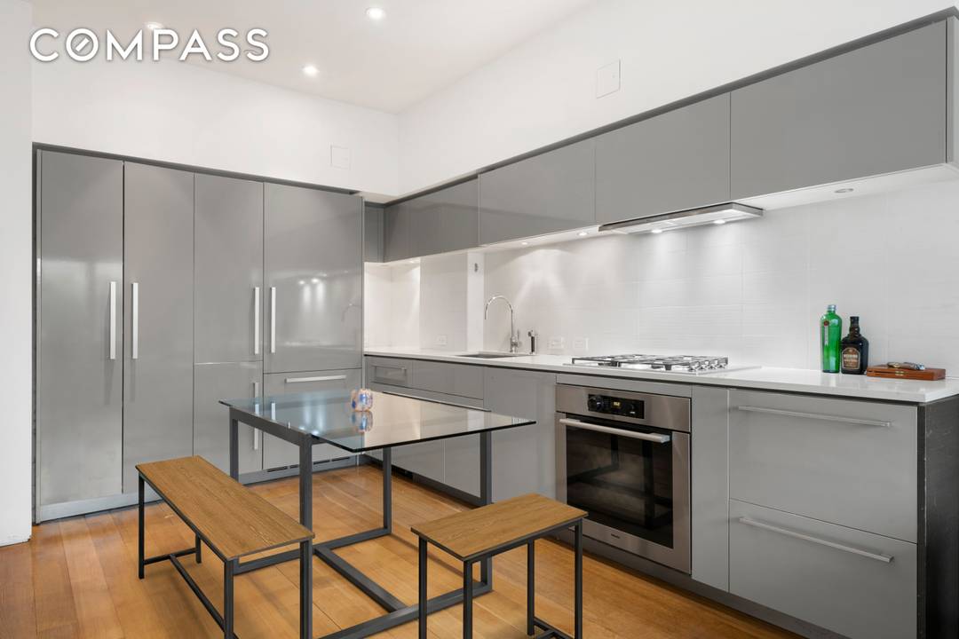 Condo Investor friendly Washer dryer in unit Residence 5D at the premier, full service 123 Third Condominium is a sophisticated one bedroom, one bathroom home perfectly positioned at the crossroads ...