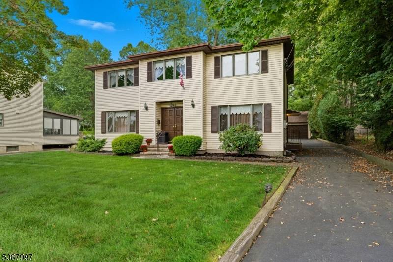 In the heart of the fabulous Washington Elementary School, vibrant West Caldwell Neighboorhood you will find 142 Central Ave.