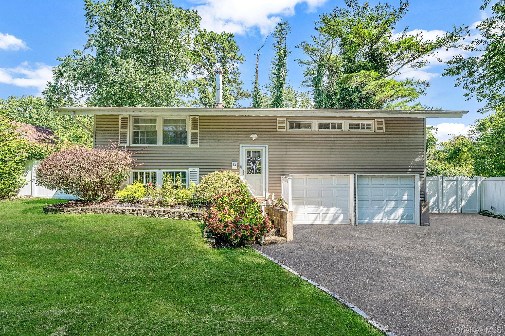 Welcome to 27 Split Cedar Drive, Islandia !