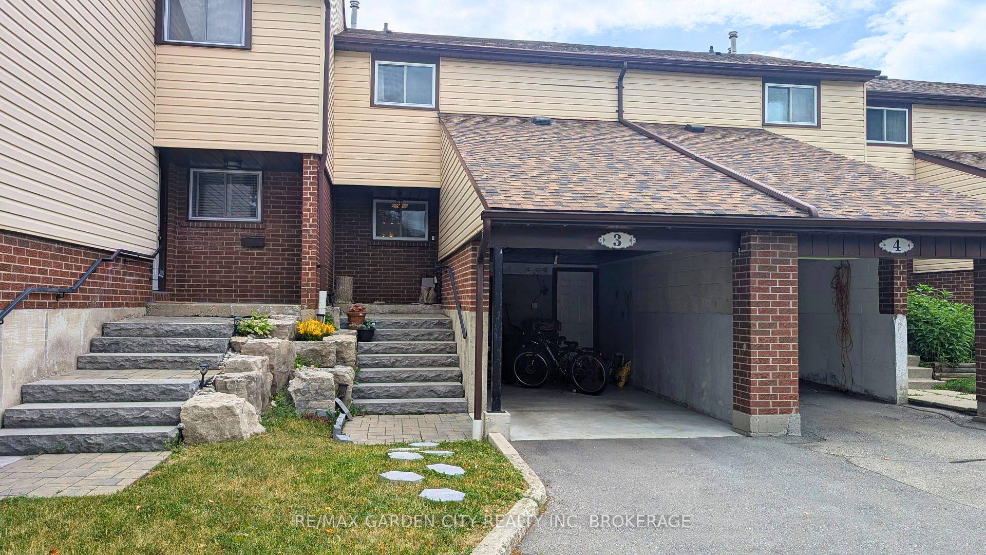 Spacious and well maintained 3 bedroom, 2 full bathroom townhouse for lease in a convenient Hamilton Mountain location !