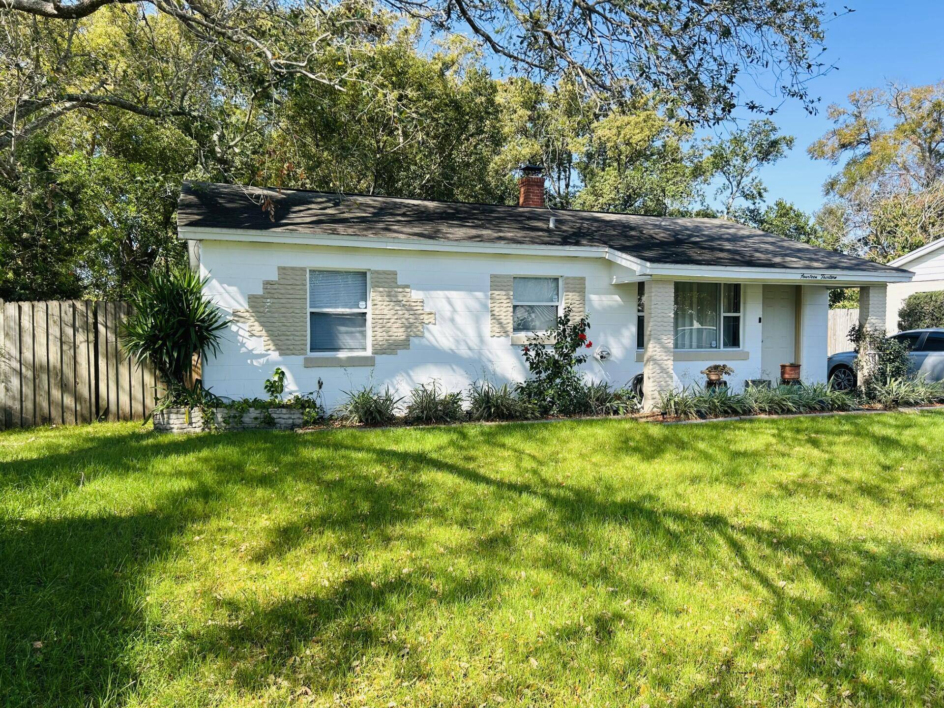 Charming Central Lakeland Home Move In Ready !