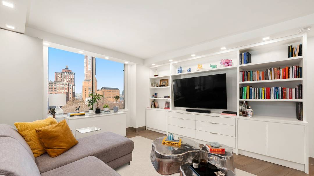 Tribeca Condo 2BR Convertible 3rd Bedroom 3 Full Baths In Unit Washer Dryer Roof Deck This beautifully designed Tribeca home offers a flexible layout with two bedrooms, three full bathrooms, ...