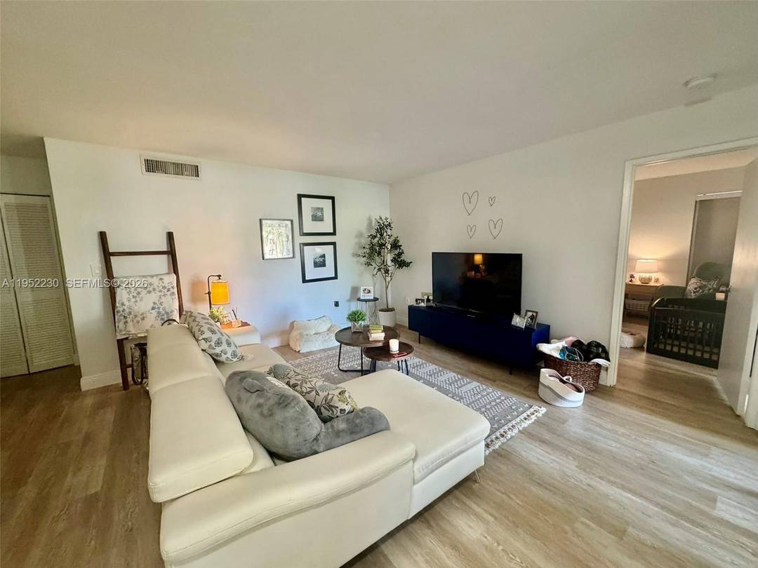 Magnificently remodeled corner condo in Kenland Bend North boasting 3 bedrooms amp ; 2 full baths, ample living amp ; dining area, kitchen with stainless steel appliances and cozy breakfast ...