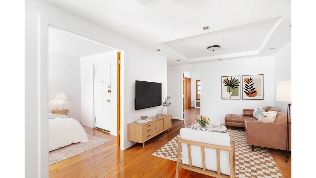 Description Two Bedroom in Prime Greenpoint Spacious, south facing two bedroom apartment on a quiet, tree lined block in one of Greenpoint's most desirable locations.