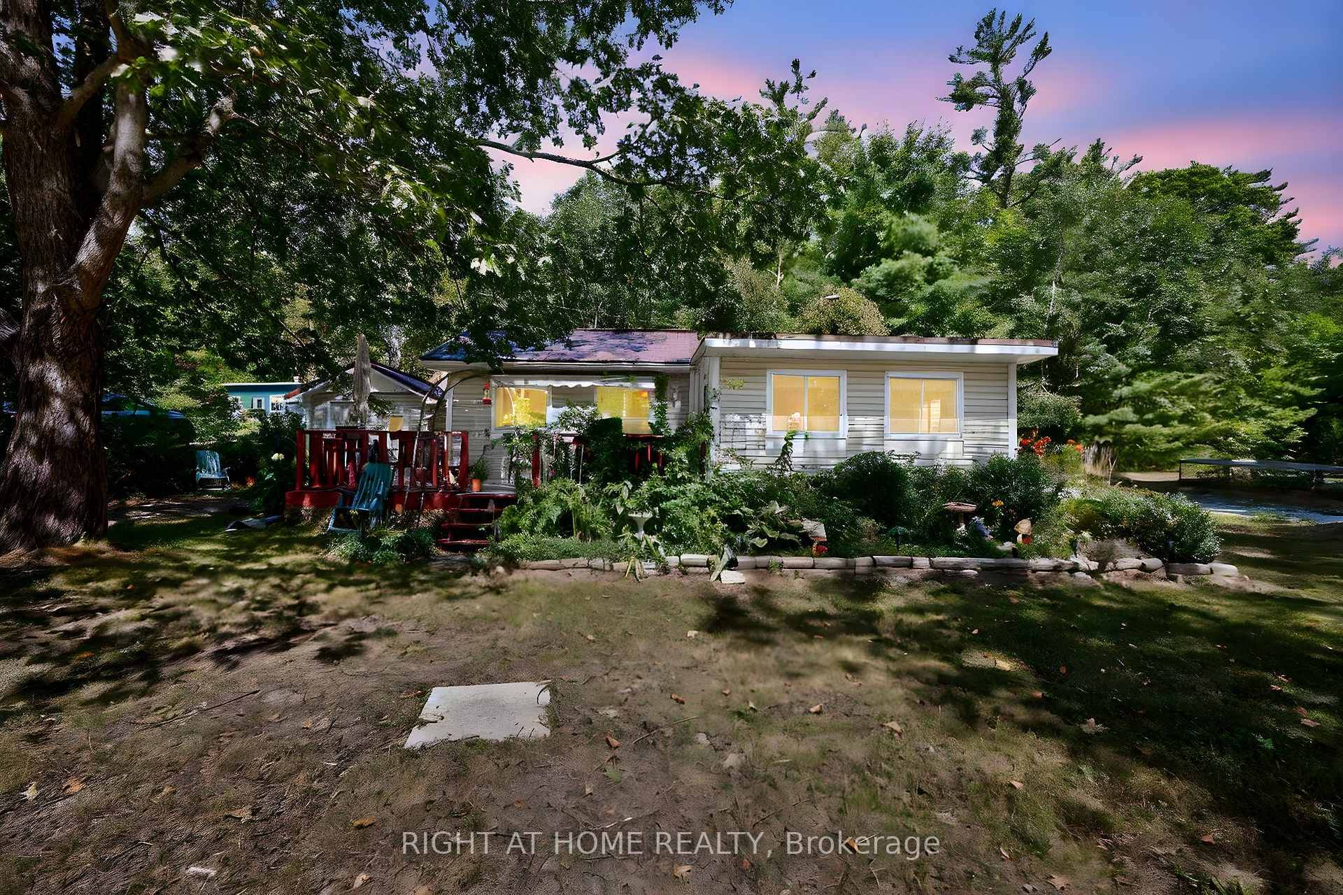 Quaint Bungalow Vacant Lot Privacy, Potential amp ; Muskoka Charm !