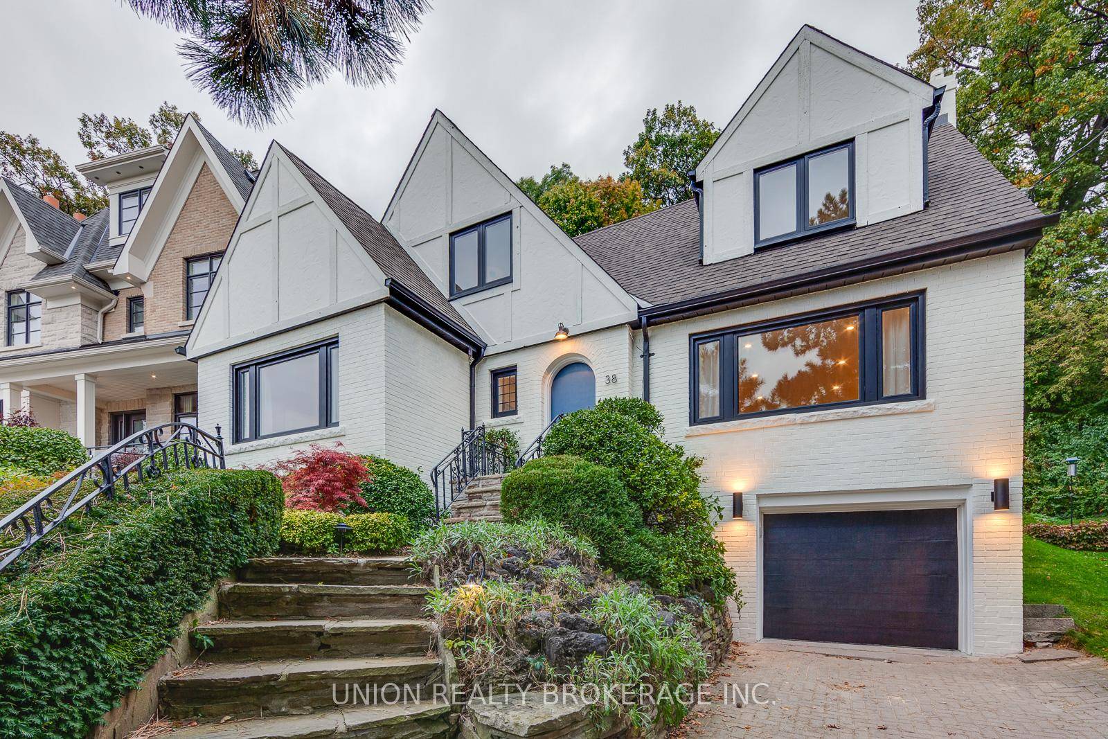 Find your happy place... nestled on an idyllic ravine setting in Prime Beach !