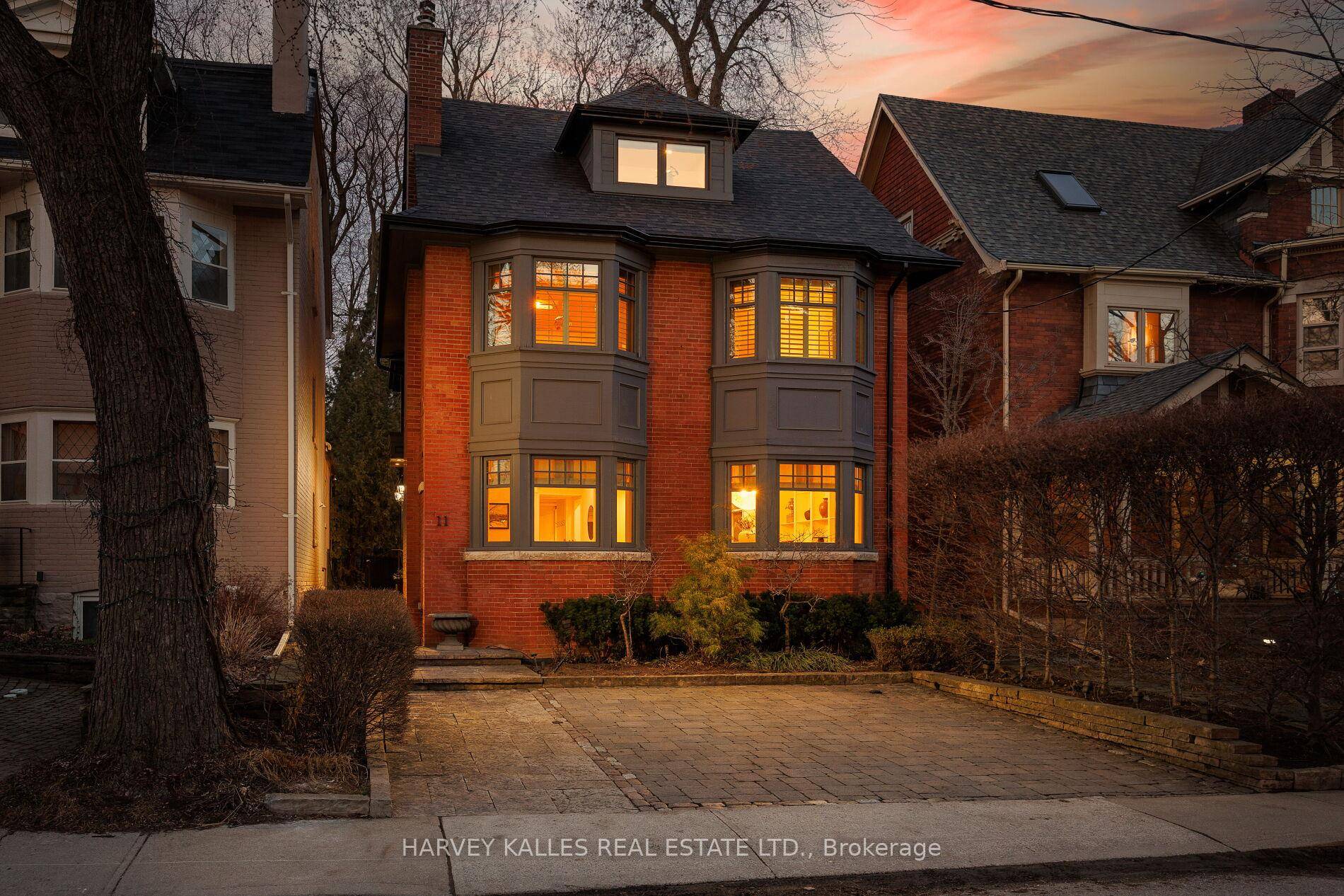 Nestled in prime South Rosedale amp ; featured in 'Style at Home' Magazine this stunning 4BR plus office, 5 bathroom family home sits on a rare 35 by 150 foot ...
