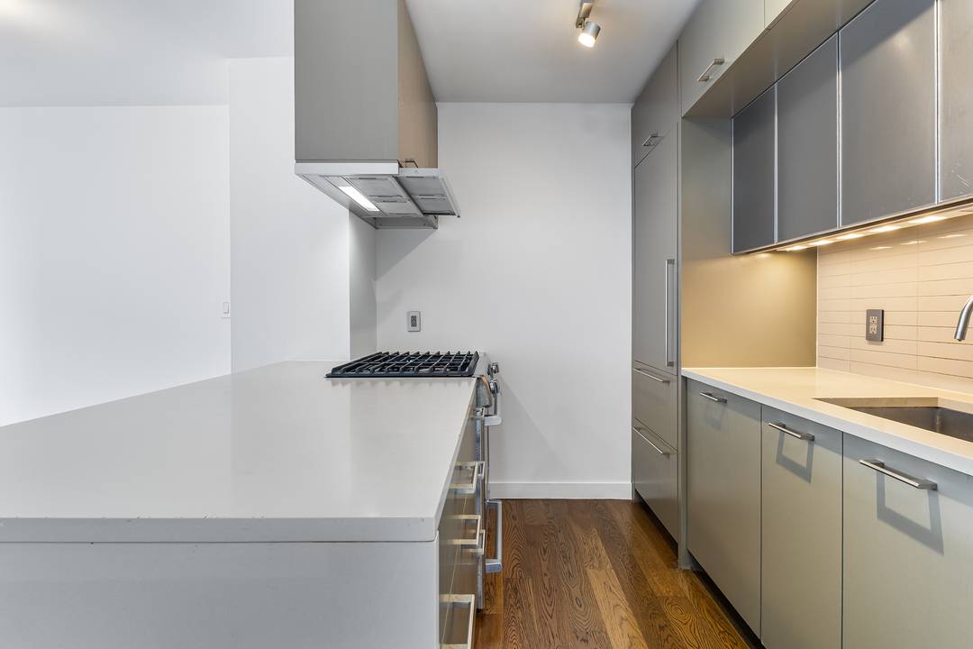 OVERSIZED HIGH FLOOR ONE BEDROOM WITH ICONIC HARBOR VIEWS Sleekly renovated and freshly painted and pin drop QUIET, this rarely available H LINE !