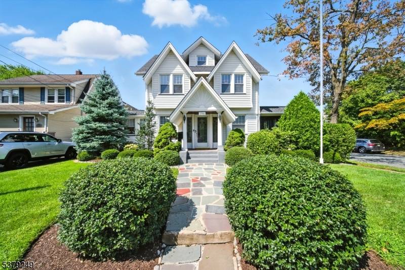 Fall in love with this Hawthorne gem !