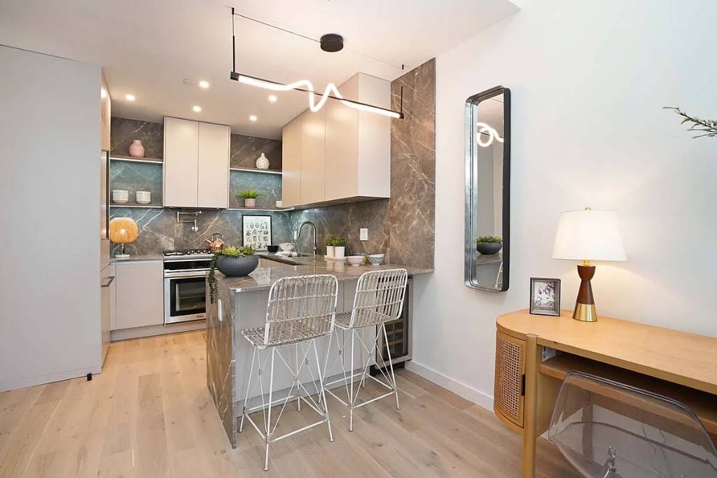 This is a luxury 1br apartment in a boutique condo building with a fully furnished rooftop terrace.