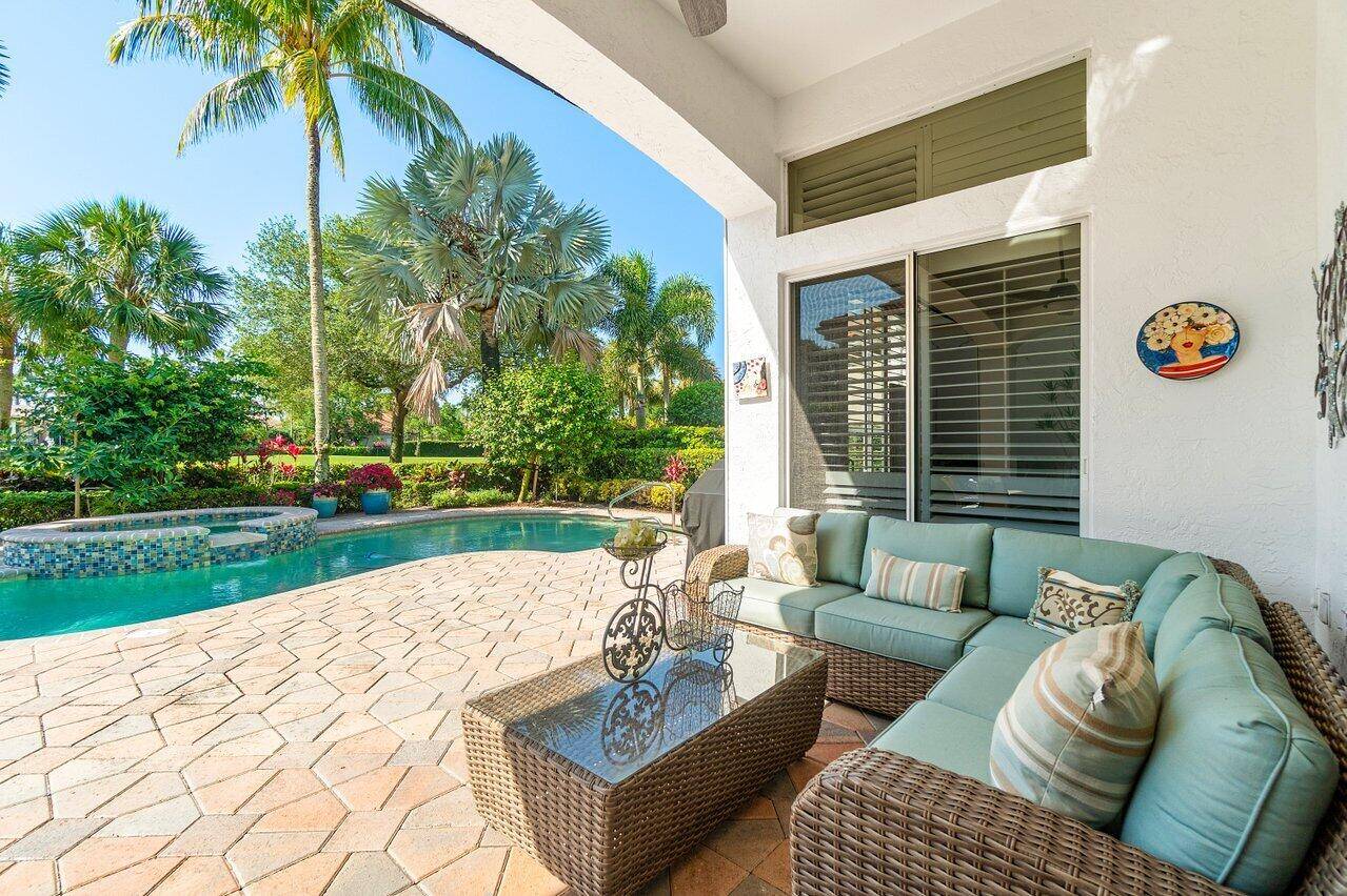 Paradise and a FULL GOLF MEMBERSHIP await you at 138 Isle Drive !