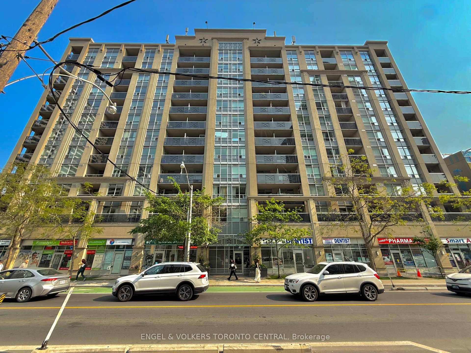 Welcome to this bright and spacious 2 bedroom, 1 bathroom suite in one of Downtowns most coveted locations.