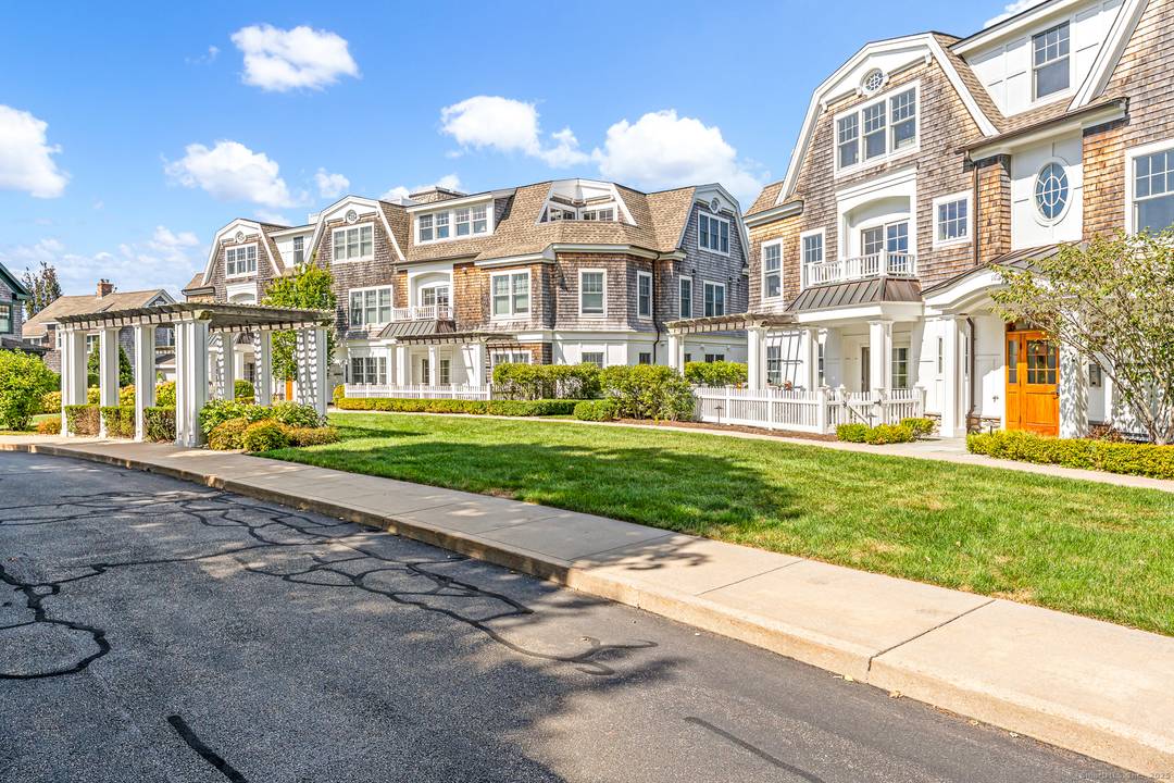 Stonington Borough condominium living at its very best !