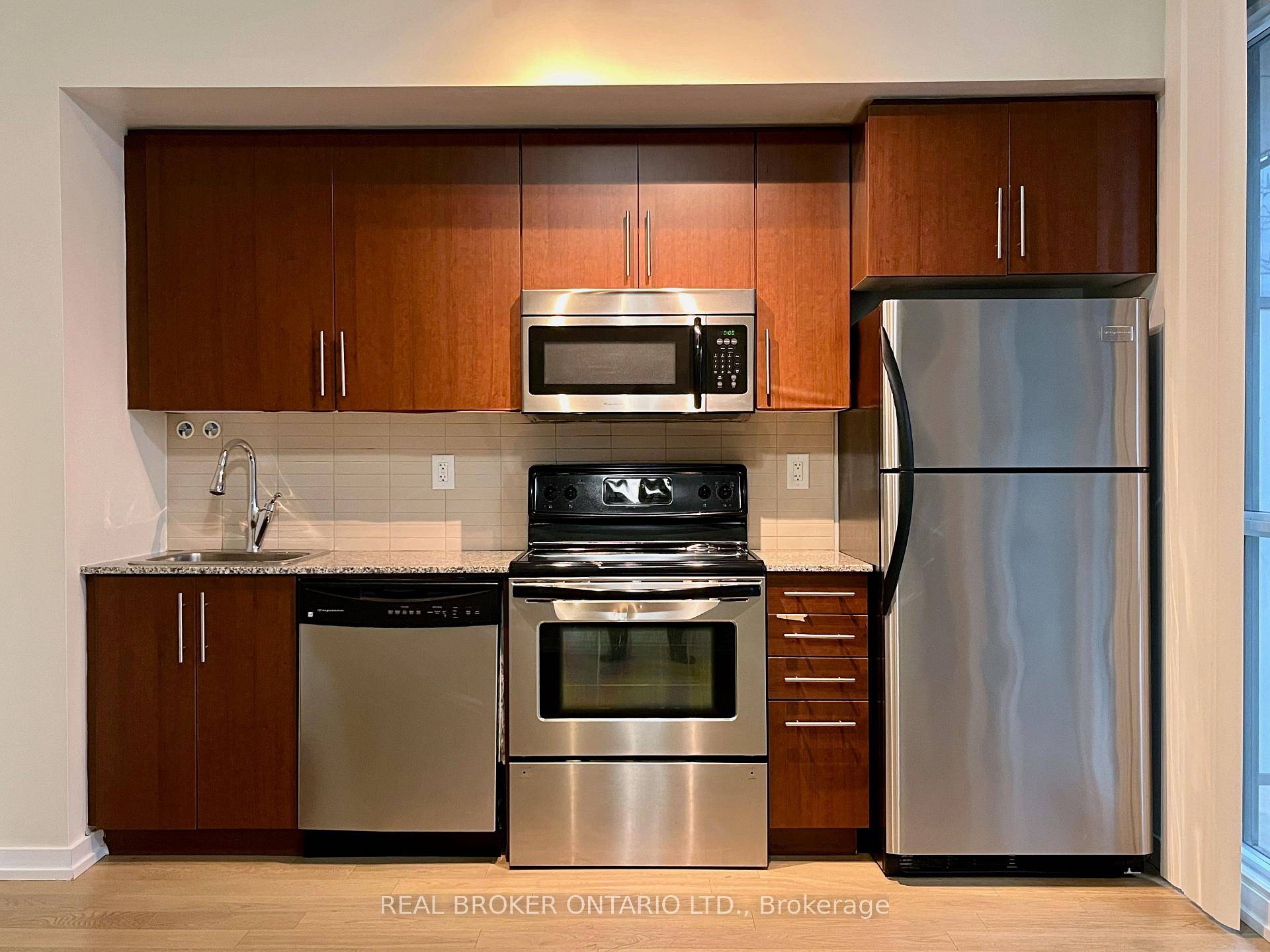 Maple Leaf Square Urban Living at Its Best in the Heart of Toronto This 1 bedroom, 1 bathroom suite offers a spacious open concept layout with 9' ceilings, laminate flooring ...