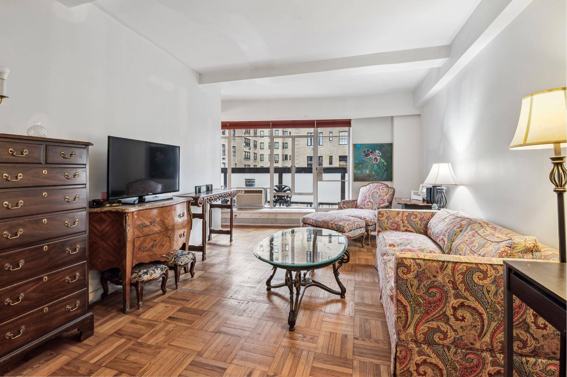 750 Park Avenue, 11E is designed as a spacious1 bedroom with a beautiful balcony to enjoy Sunrises, coffee or an early evening cocktail with bonus views into Central Park city ...