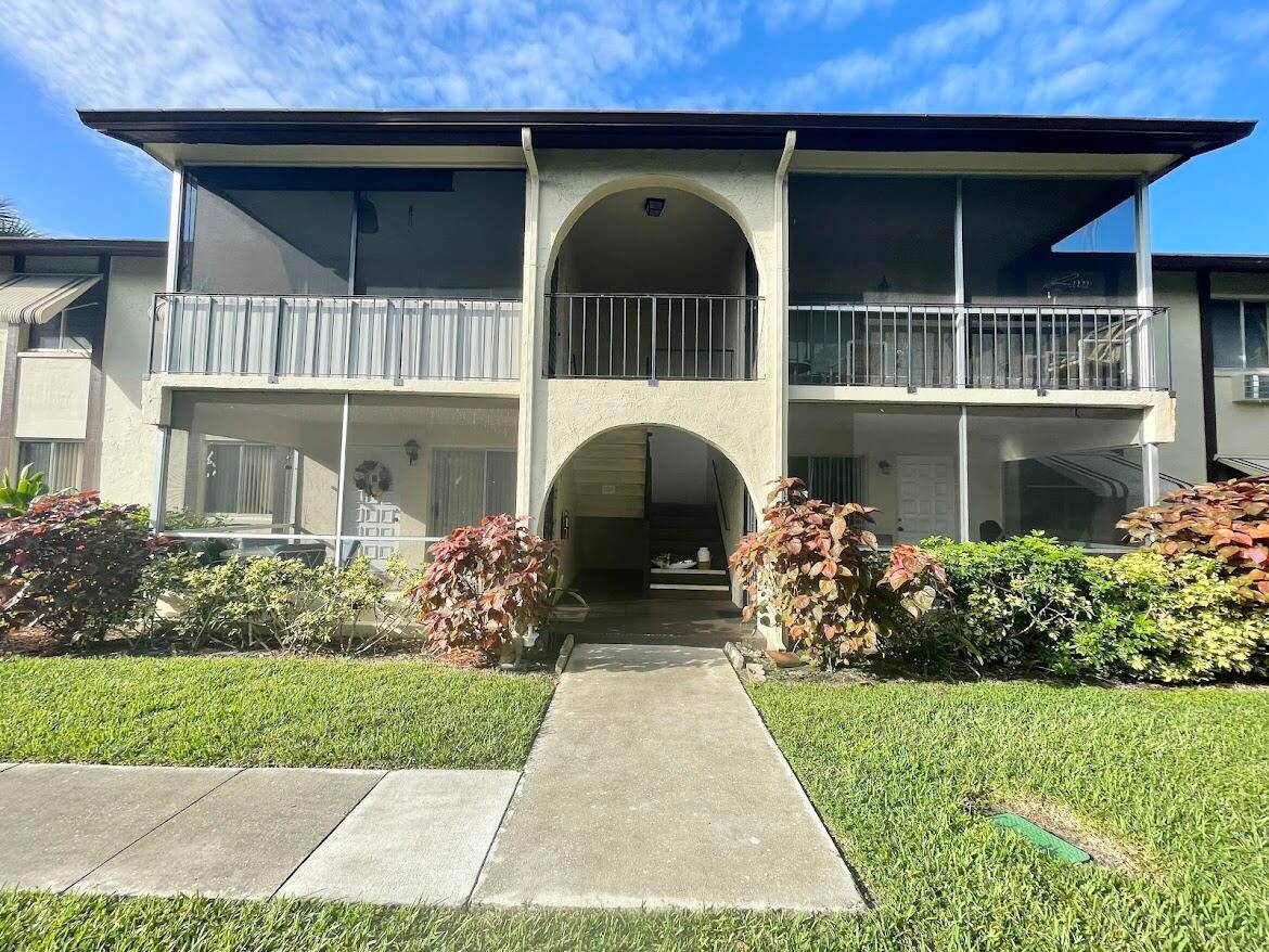 SELLER OFFERING 6 MONTHS OF CONDO DUES WITH FULL PRICE OFFER !